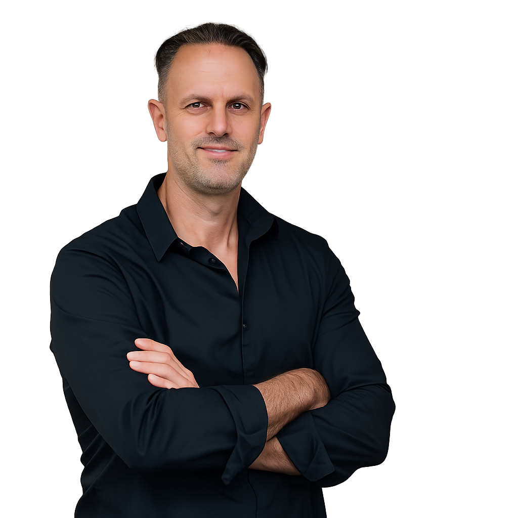 אילן שפירא, יזם ומפתח שיטת באדיגארד — תצלום דמות מלאה על רקע משרד